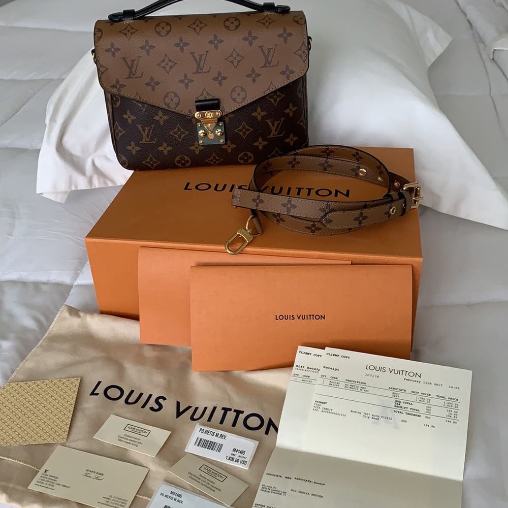 - Authentic Louis Vuitton Pochette METIS bag!